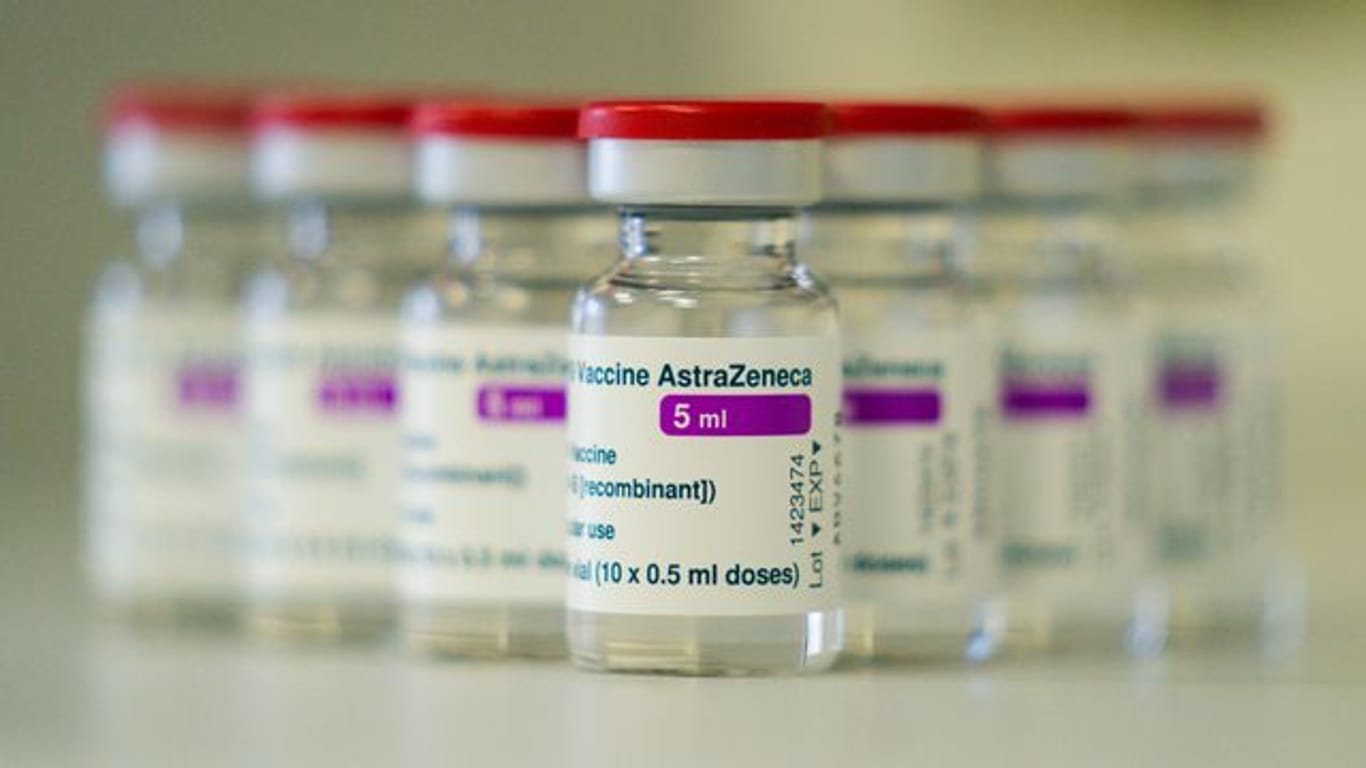 Auf einem Tisch in einer Hausarztpraxis stehen Ampullen mit dem Covid-19 Impfstoff des schwedisch-britischen Pharmakonzerns AstraZeneca.