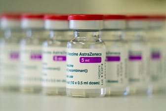 Auf einem Tisch in einer Hausarztpraxis stehen Ampullen mit dem Covid-19 Impfstoff des schwedisch-britischen Pharmakonzerns AstraZeneca.