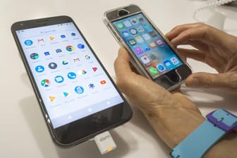 Ein Google Pixel Smartphone im Vergleich zu einem alten iPhone: Android-Handys senden viel mehr Nutzerdaten an Google als iPhones an Apple, sagt eine Studie aus Irland.