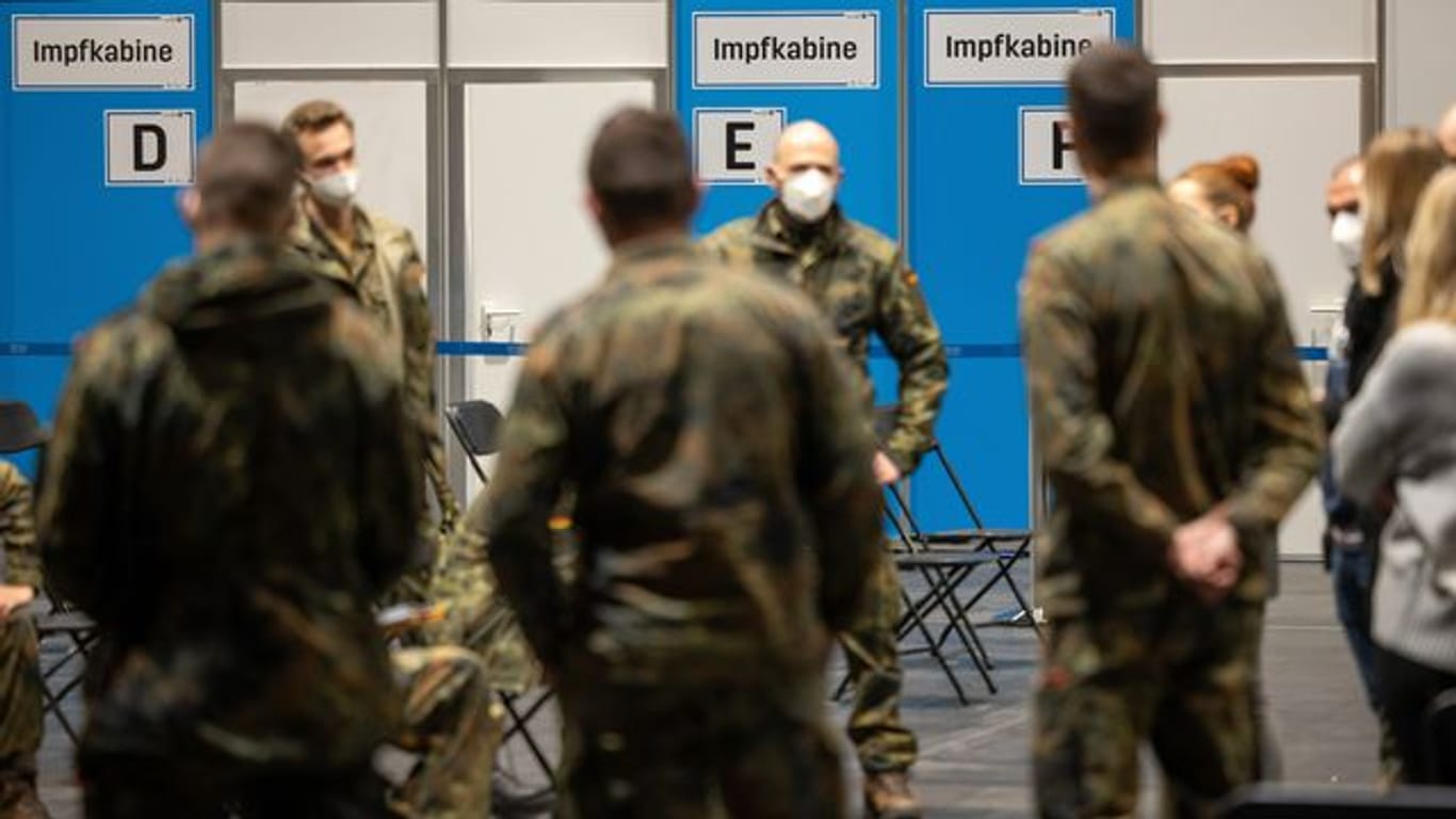 Mit Soldaten werden die Abläufe im Impfzentrum Mittelthüringen auf der Erfurter Messe geprobt. Mit Soldaten werden die Abläufe im Impfzentrum Mittelthüringen auf der Erfurter Messe geprobt.