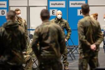 Mit Soldaten werden die Abläufe im Impfzentrum Mittelthüringen auf der Erfurter Messe geprobt.