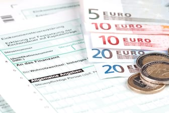 Steuererklärung (Archivbild): Wie lange die Finanzämter für die Bearbeitung brauchen, unterscheidet sich von Bundesland zu Bundesland.