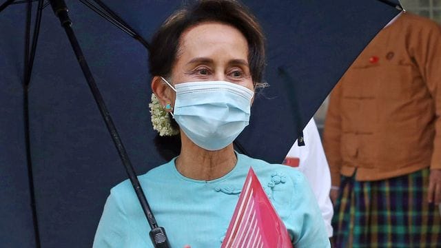 Eine Anwältin aus dem Verteidigungsteam von Aung San Suu Kyis hat erstmals seit dem Putsch in Myanmar per Videoschalte Zugang zu der festgesetzten Politikerin erhalten. Eine Anwältin aus dem Verteidigungsteam von Aung San Suu Kyis hat erstmals seit dem Putsch in Myanmar per Videoschalte Zugang zu der festgesetzten Politikerin erhalten.