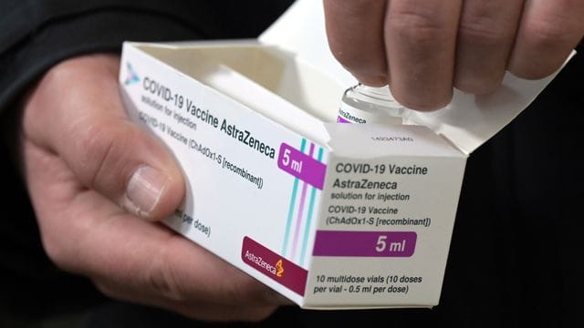 Ein Fläschchen mit fünf Milliliter Corona-Impfstoff von Astrazeneca. Ein Fläschchen mit fünf Milliliter Corona-Impfstoff von Astrazeneca.