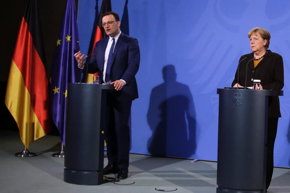 Kanzlerin Angela Merkel und Gesundheitsminister Jens Spahn auf einer Pressekonferenz: Deutschland wird bei der Bekämpfung von Corona von vielen Staaten überholt.