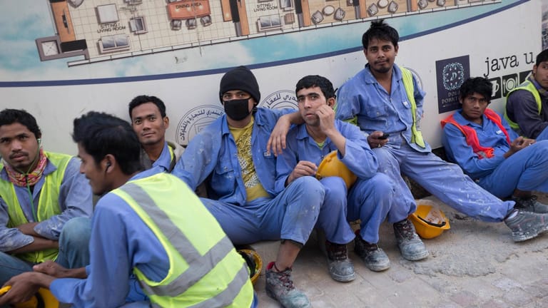 In ihren Pausen suchen viele Arbeiter in Katar einen schattigen Ort, um der extremen Hitze zu entkommen.