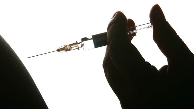 Eine Impfung wird in einer Arztpraxis vorbereitet Eine Impfung wird in einer Arztpraxis vorbereitet