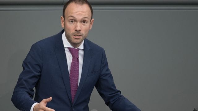 Nikolas Löbel (CDU) spricht bei der Plenarsitzung des Deutschen Bundestages. Nikolas Löbel (CDU) spricht bei der Plenarsitzung des Deutschen Bundestages.