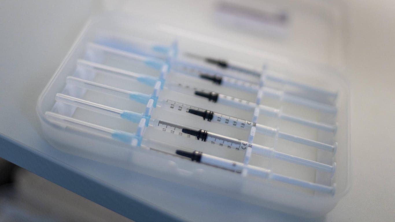 Vorbereitete Impfspritzen im Impfzentrum Hagen: Impfwillige können sich in Hagen auch über die Osterfeiertage impfen lassen.
