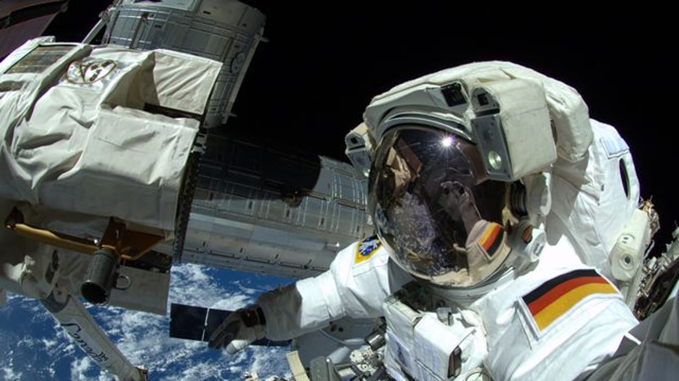 Der deutsche Astronaut Alexander Gerst arbeitet am an der Internationalen Raumstation ISS.