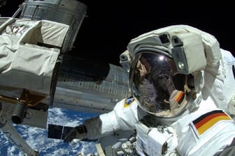 Der deutsche Astronaut Alexander Gerst arbeitet am an der Internationalen Raumstation ISS.