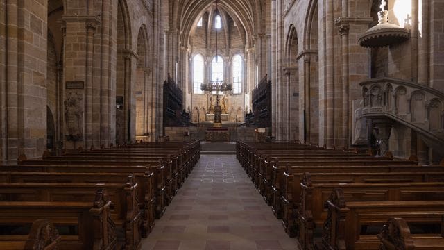 Der Bamberger Dom ist menschenleer.