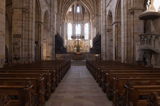 Der Bamberger Dom ist menschenleer.