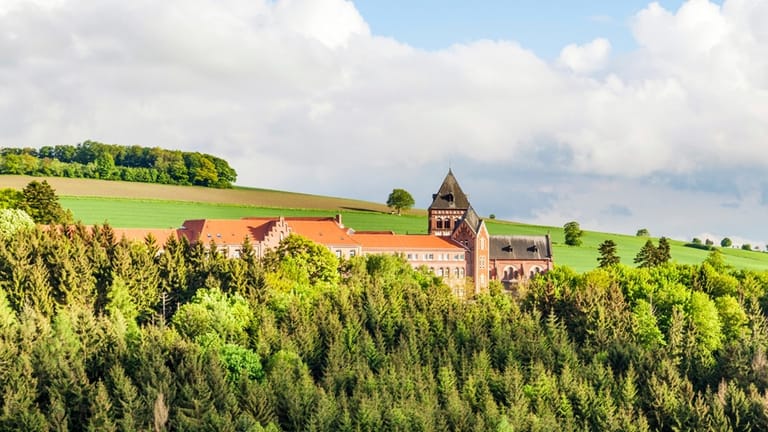 Sankt Wendel mit gotischer Basilika liegt im Naturpark Saar-Hunsrück mit zahlreichen Rad- und Wanderwegen.