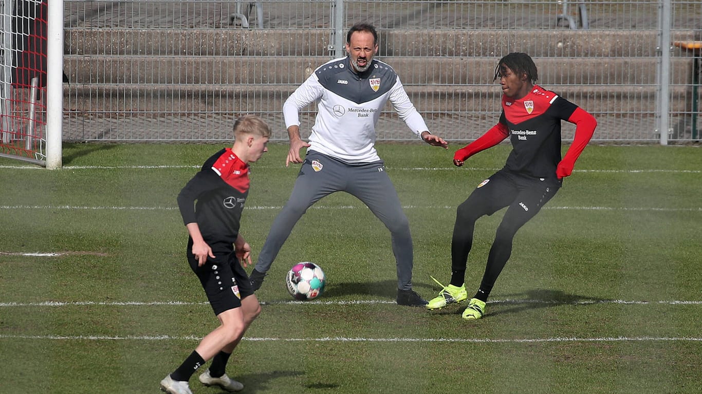 Pellegrino Matarazzo: Stuttgarts Trainer setzt besonders auf Tempo, zeigt seinen Spielern die notwendigen Bewegungen sogar persönlich auf..
