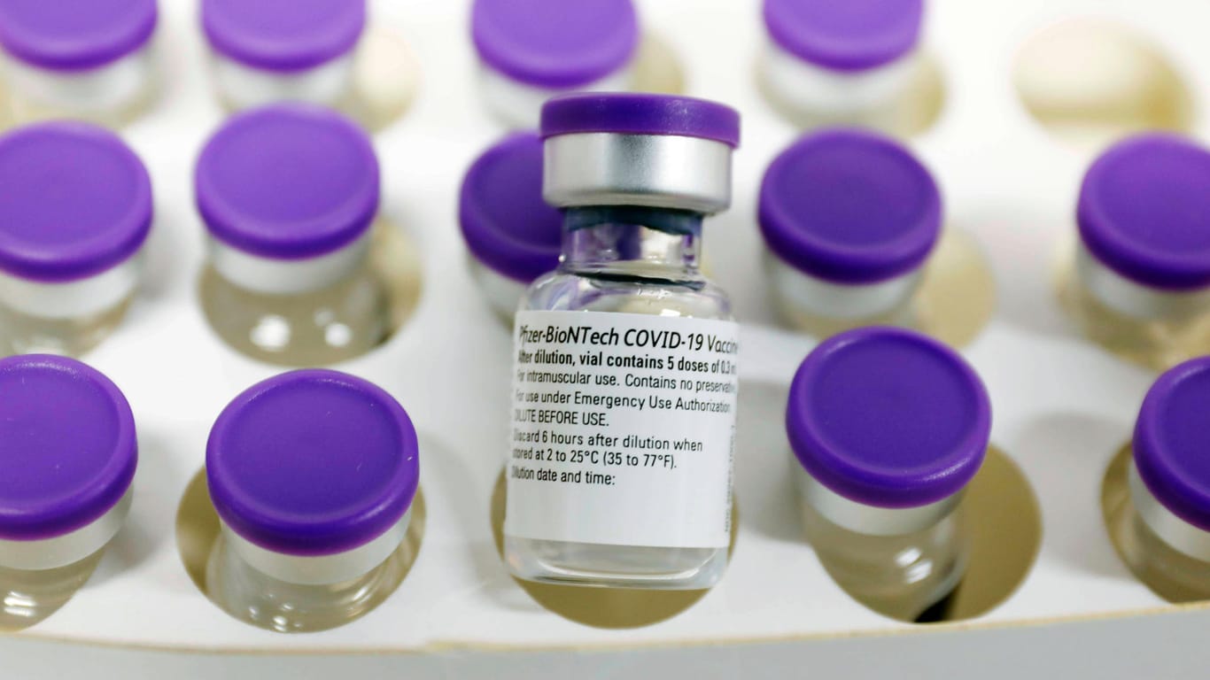 Ampullen mit dem Impfstoff von Biontech (Symbolbild): Nach Ostern sollen die Arzt-Praxen in NRW 400.000 Dosen Corona-Impfstoff erhalten.