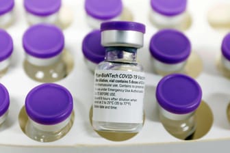 Ampullen mit dem Impfstoff von Biontech (Symbolbild): Nach Ostern sollen die Arzt-Praxen in NRW 400.000 Dosen Corona-Impfstoff erhalten.