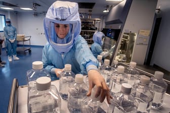 Eine Biontech-Mitarbeiterin: Insgesamt 50.000 Arbeitsschritte sind nötig von der Herstellung der mRNA bis zum fertigen Impfstoff.