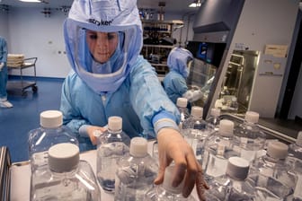 Eine Biontech-Mitarbeiterin: Insgesamt 50.000 Arbeitsschritte sind nötig von der Herstellung der mRNA bis zum fertigen Impfstoff.