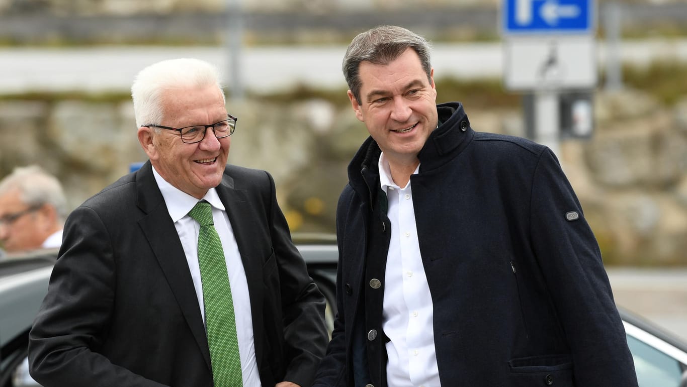 Bayerns Ministerpräsident Markus Söder (CSU) und Winfried Kretschmann (Grüne), Ministerpräsident in Baden-Württemberg: Jeder weitere Tag des Zuwartens bedeute "tausende von neuen Ansteckungen, die sich exponentiell durch unser Land fressen".