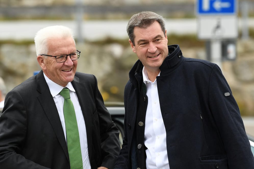 Bayerns Ministerpräsident Markus Söder (CSU) und Winfried Kretschmann (Grüne), Ministerpräsident in Baden-Württemberg: Jeder weitere Tag des Zuwartens bedeute "tausende von neuen Ansteckungen, die sich exponentiell durch unser Land fressen".