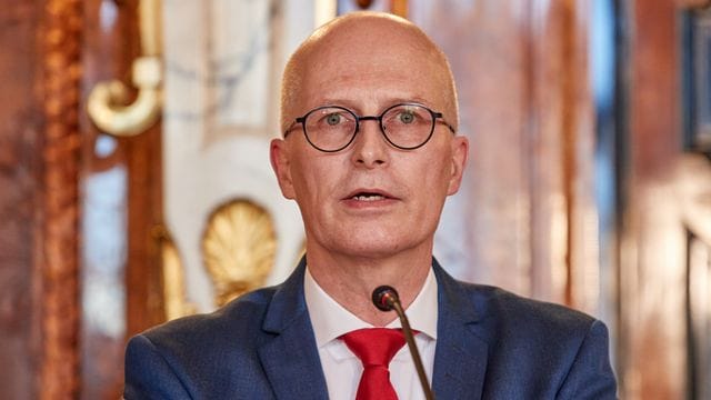 Hamburgs Erster Bürgermeister Peter Tschentscher bei der Pressekonferenz zu den neuen Corona-Regeln. Hamburgs Erster Bürgermeister Peter Tschentscher bei der Pressekonferenz zu den neuen Corona-Regeln.