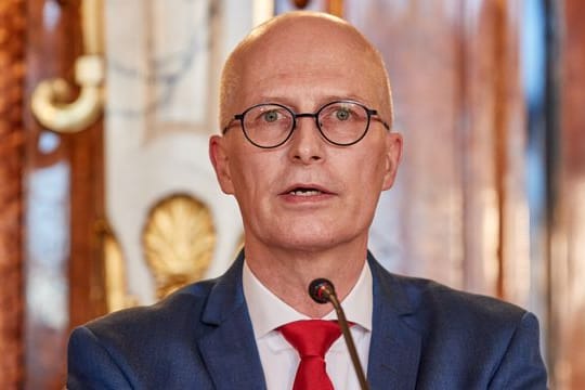 Hamburgs Erster Bürgermeister Peter Tschentscher bei der Pressekonferenz zu den neuen Corona-Regeln.