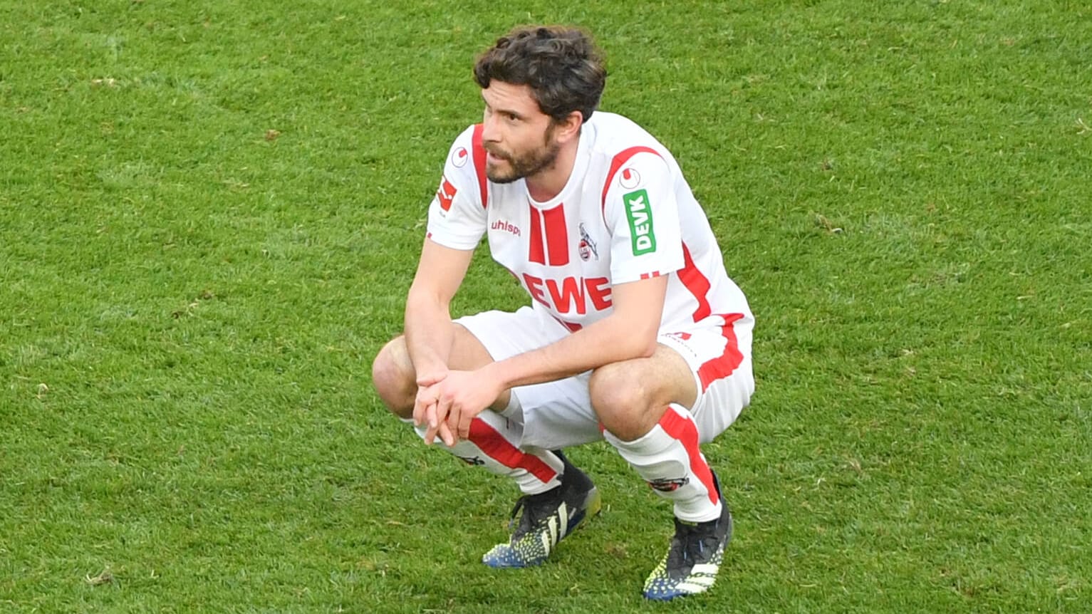 Der 1. FC Köln um Kapitän Jonas Hector (Bild) ist nicht nur sportlich am Boden. Der 1. FC Köln um Kapitän Jonas Hector (Bild) ist nicht nur sportlich am Boden.