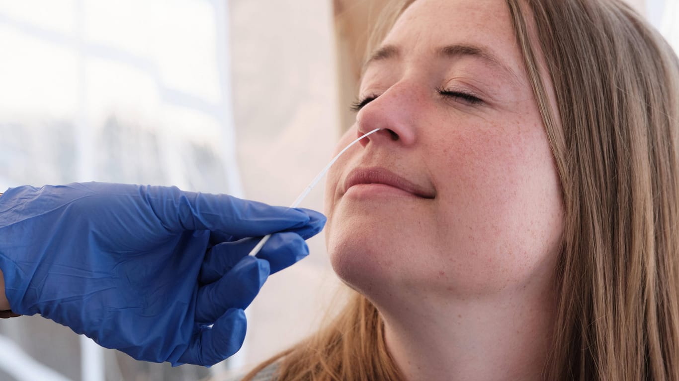 Eine Frau lässt sich auf das Coronavirus testen (Symbolbild): Laut Testverordnung des Bundes muss allen Bürgern "mindestens ein Test pro Woche" zur Verfügung gestellt werden.