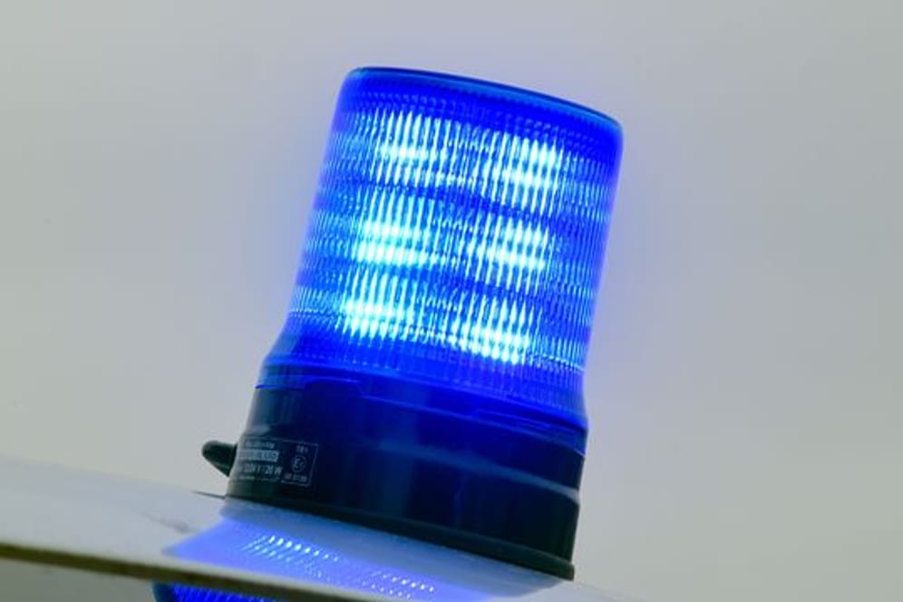 Blaulicht auf einem Einsatzwagen der Polizei (Symbolbild): Die Polizei sucht nach einem Motorradunfall nach Zeugen.