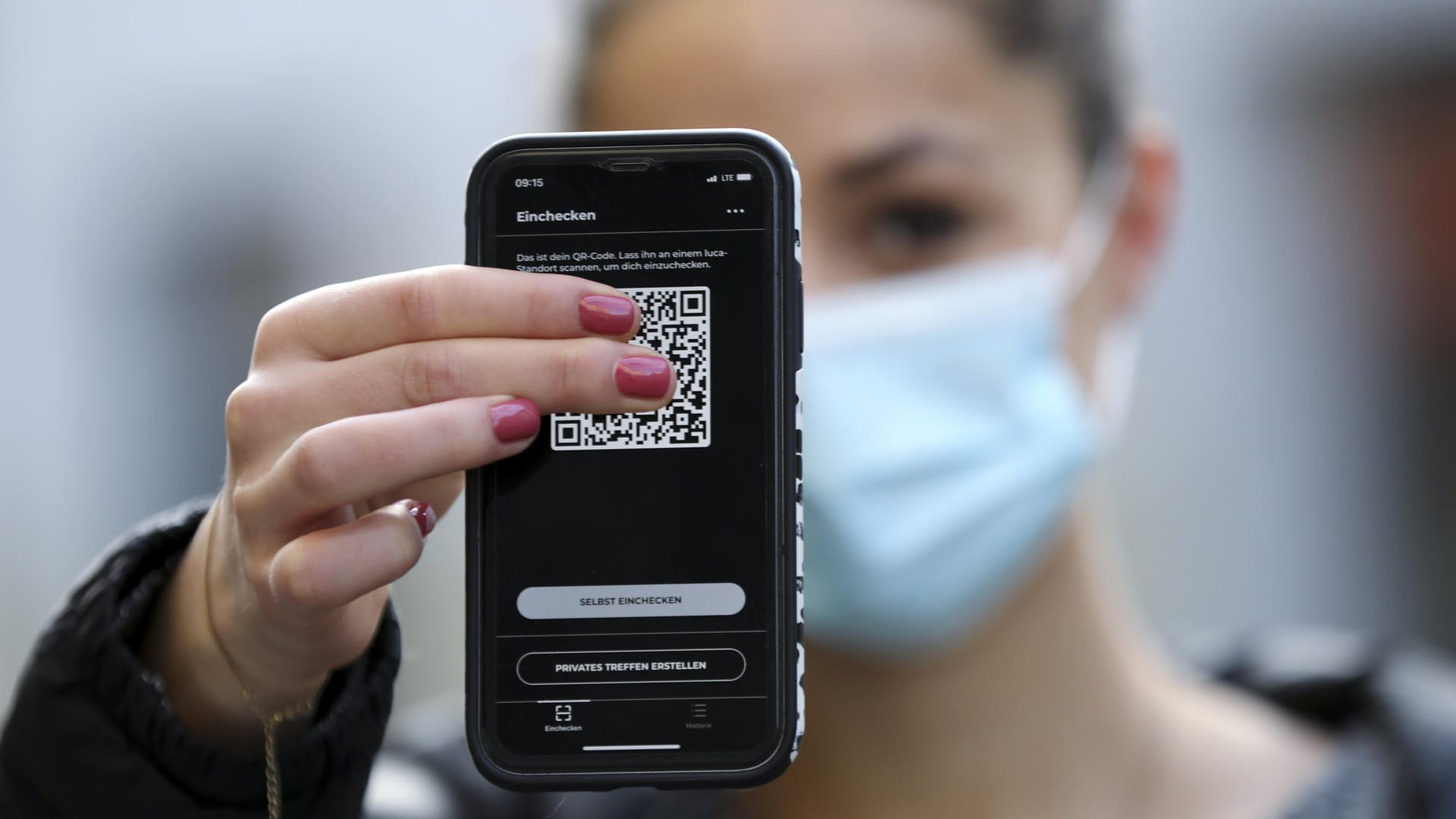 Eine Frau zeigt einen QR-Code in der Luca-App: Die App eines Berliner Start-ups soll Gesundheitsämtern die Nachverfolgung von Kontakten erleichtern.