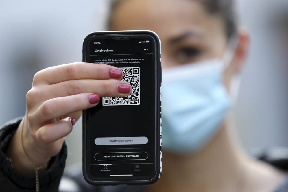 Eine Frau zeigt einen QR-Code in der Luca-App: Die App eines Berliner Start-ups soll Gesundheitsämtern die Nachverfolgung von Kontakten erleichtern.