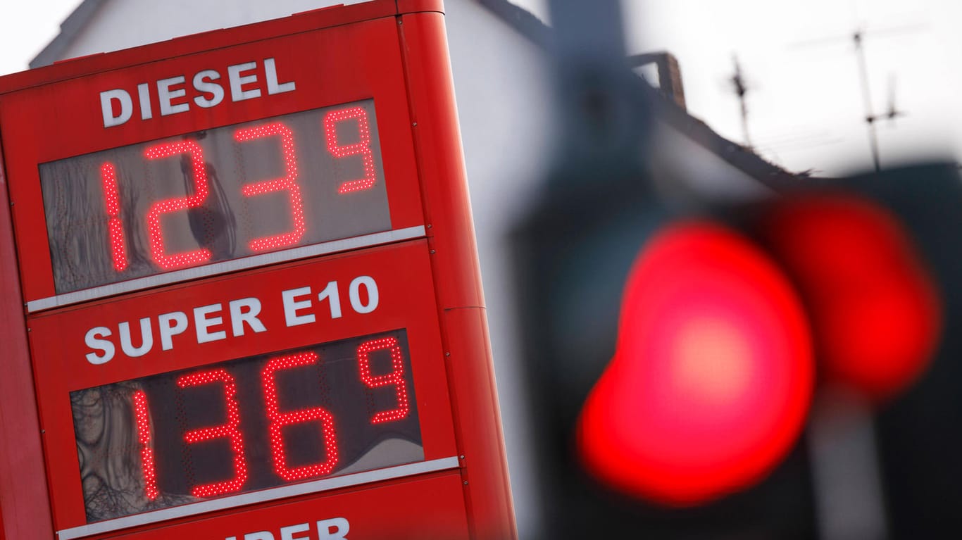 Kraftstoffpreise werden an einer Tankstelle angezeigt (Symbolbild): In Mainz wollte ein Betrunkener an einer Tankstelle neuen Alkohol kaufen - und fuhr mit dem Auto vor.
