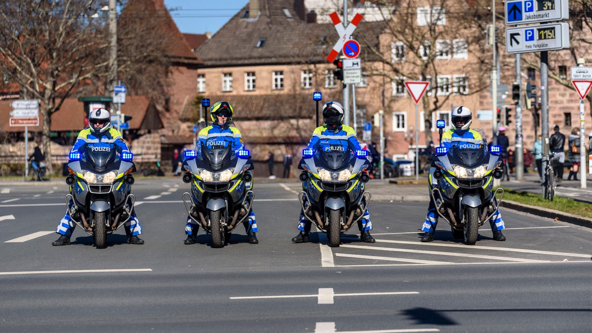Vier Polizeibeamte auf den Straßen Nürnbergs (Archivbild): Die vier Polizisten erlitten durch den Angriff mit einer unbekannten Flüssigkeit Augenreizungen. Vier Polizeibeamte auf den Straßen Nürnbergs (Archivbild): Die vier Polizisten erlitten durch den Angriff mit einer unbekannten Flüssigkeit Augenreizungen.