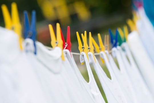 Unterhemden hängen mit bunten Klammern auf einer Wäscheleine: In Frankfurt kletterte ein Mann über die Brüstungen von Balkons und stahl Damenunterwäsche.