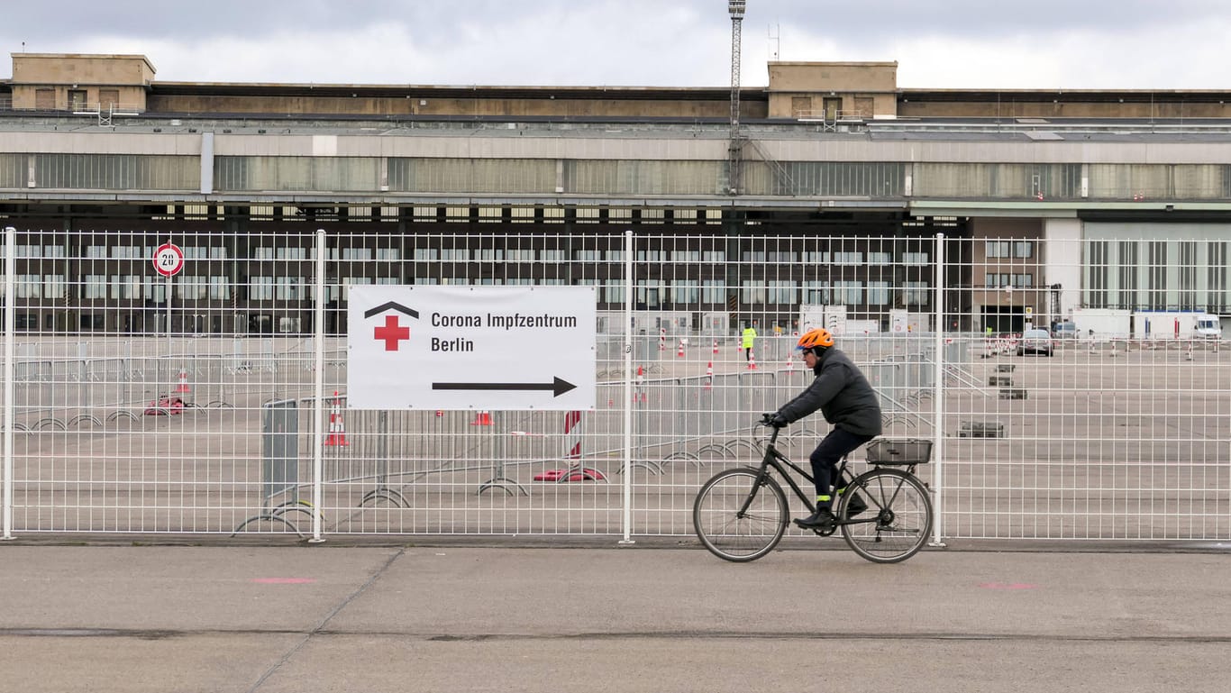 Ein Schild weißt den Weg zum Impfzentrum im ehemaligen Flughafen Tempelhof: In Berlin dürfen sich bald über 60-Jährige für einen Impftermin mit dem Astrazeneca-Wirkstoff anmelden.