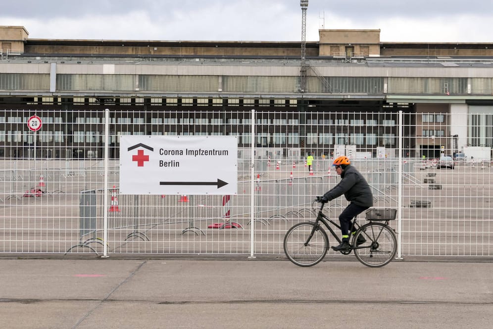 Ein Schild weißt den Weg zum Impfzentrum im ehemaligen Flughafen Tempelhof: In Berlin dürfen sich bald über 60-Jährige für einen Impftermin mit dem Astrazeneca-Wirkstoff anmelden.