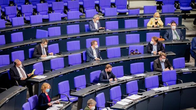 Die Reihen der Unionsfraktion sind bei einer Debatte nur dünn besetzt. Die Reihen der Unionsfraktion sind bei einer Debatte nur dünn besetzt.