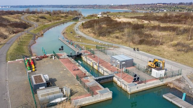 Die von Böschungsrutschungen betroffene Schleuse zwischen dem Markkleeberger (l) und dem Störmthaler See: Jetzt hat der Einbau der Spundwände gestartet.