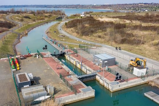 Die von Böschungsrutschungen betroffene Schleuse zwischen dem Markkleeberger (l) und dem Störmthaler See: Jetzt hat der Einbau der Spundwände gestartet.