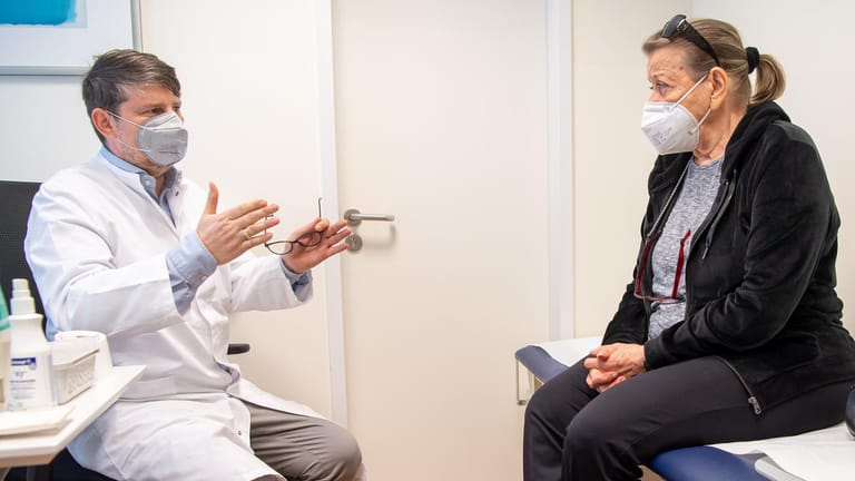 Ein Hausarzt informiert eine Patientin über die Impfung: Bald gibt es deutlich mehr Dosen.