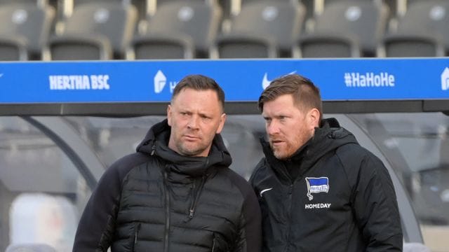 Hertha-Trainer Pal Dardai (l) im Gespräch mit Co-Trainer Andreas "Zecke" Neuendorf. Hertha-Trainer Pal Dardai (l) im Gespräch mit Co-Trainer Andreas "Zecke" Neuendorf.