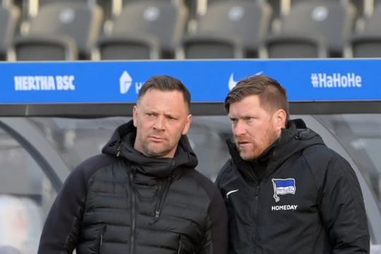 Hertha-Trainer Pal Dardai (l) im Gespräch mit Co-Trainer Andreas "Zecke" Neuendorf.