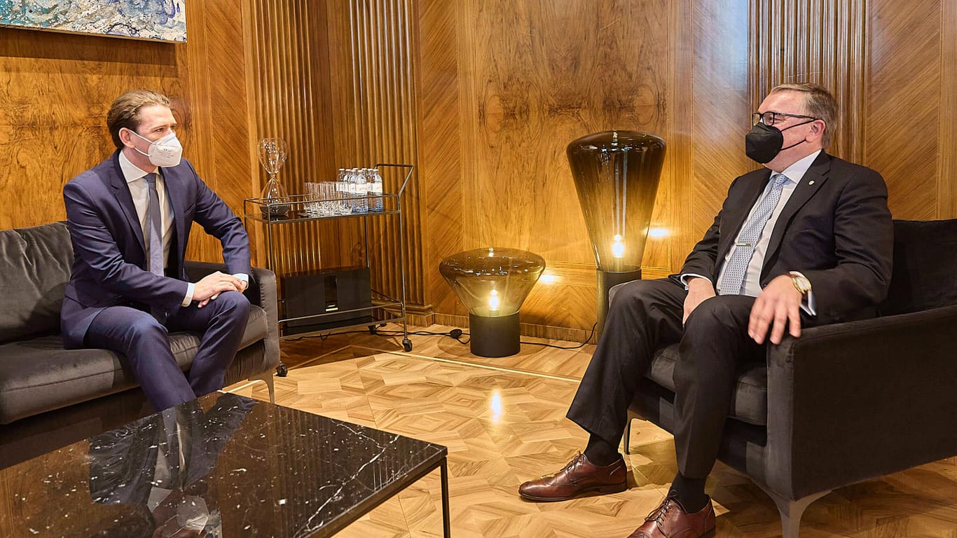 Österreichs Kanzler Sebastian Kurz mit dem russischen Botschafter: Eine Kaufentscheidung ist noch nicht getroffen.