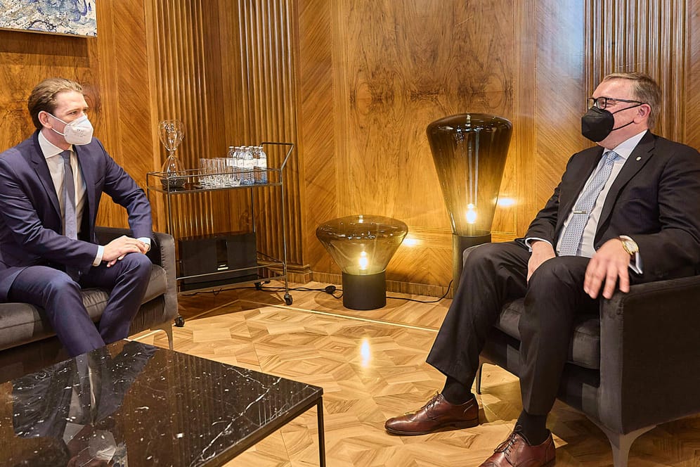 Österreichs Kanzler Sebastian Kurz mit dem russischen Botschafter: Eine Kaufentscheidung ist noch nicht getroffen.