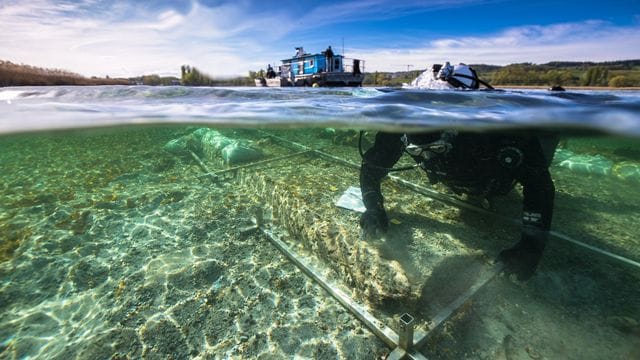 Ein Taucher arbeitet an dem Fund eines rund 4000 Jahre alten Einbaums im Bodensee. Ein Taucher arbeitet an dem Fund eines rund 4000 Jahre alten Einbaums im Bodensee.