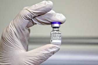 Impfstoff von Biontech (Symbolbild): In Niedersachsen darf nun ein erkrankter Mann früher geimpft werden.