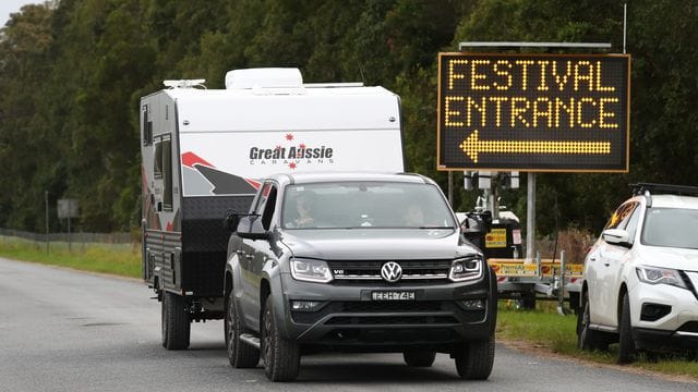 Festivalbesucher verlassen das Festival-Gelände im australischen Byron Bay. Festivalbesucher verlassen das Festival-Gelände im australischen Byron Bay.