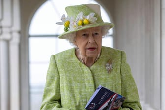 Queen Elizabeth II.: Die britische Regentin bei einem Überraschungsauftritt in England.