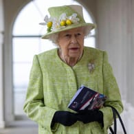 Queen Elizabeth II.: Die britische Regentin bei einem Überraschungsauftritt in England.
